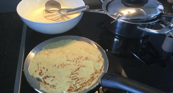 Pizzamehl, Milch, Eier, Salz undPizzagewürz in einer AMC-Schüssel zu einem glatten Teig rühren. Die erwärmte Butter (Sauteuse 16 cm) unter den Teig mischen undramatisch. 30Min. Bei Küchentemperatur gären lassen.
Die oPan 24 cm  bei maximaler Hitze aufheizen, das heisst ganz wenig Wasser in die Pfanne geben und wenn es verdampft ist, ist sie heiss genug. Hitze reduzieren. Mit einem Pinsel wenig Bratbutter auf der oPan verstreichen und mit einer kleinen Kelle ca. 1/8 der Masse in die Pfanne giessen und durch leichtes wenden der oPan den Teig auf dem Boden gleichmässig verteilen. Backen bis sie eine goldgelbe Farbe hat und sich leicht vom Pfannenboden lösen lässt. Wenden und zweite Seite ebenfalls goldgelb backen, auf eine Teller gleiten lassen. So weiterverfahren bis 8 Pfannkuchen fertig gebacken sind.