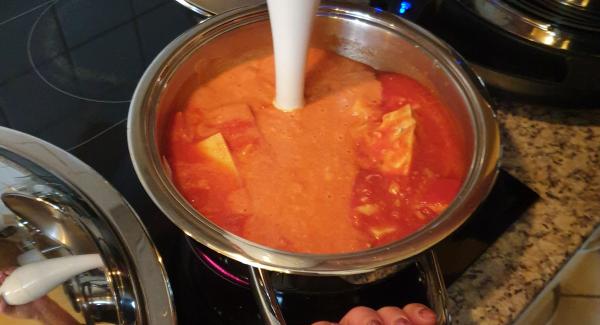 Passierte Tomaten, Gorgonzola, Parmesan, Petersilie und Knoblauch im Topf ( hier Gourmetline ) erhitzen und mit einem Pürrierstab pürrieren. Anschließend mit Salz, Pfeffer und Sahne abschmecken.
