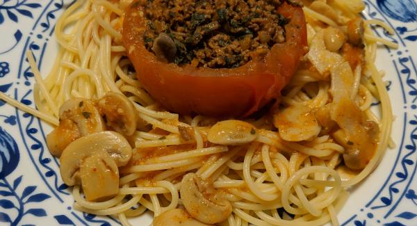 Gefüllte Tomaten auf Spaghetti