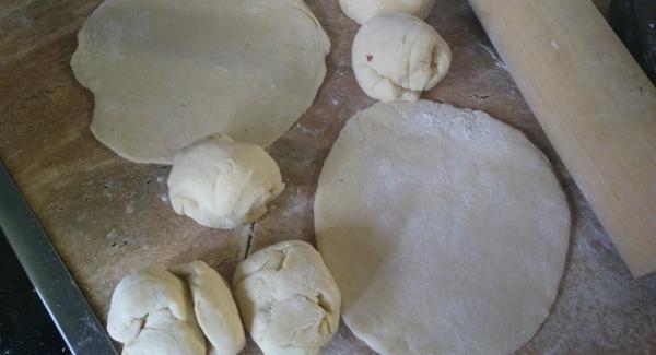 Mehl mit Hefe, Zucker und Salz mischen. Milch, Öl, Joghurt und Ei zugeben und alles zu einem geschmeidigen Teig verarbeiten. Zugedeckt 60 Minuten an einem warmen Ort gehen lassen. Teig nochmals durchkneten und in 8 Portionen teilen, und rund in ca 20 cm durchmesser ausrollen.