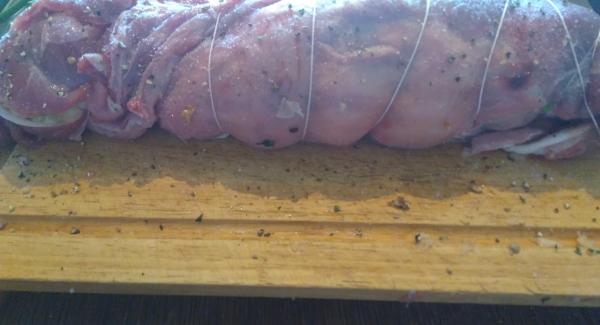 AMC Topf 24 cm 5 liter bis zum Bratfenster aufheizen. Den Rollbraten rings um anbraten. Das Rostgemüse (Karotte, Zwiebel, Knoblauch) und das Tomatenmark dazu, mit dem Wein aufgiesen und mit dem Secuquick 30 Minuten auf der Turbostufe garen.