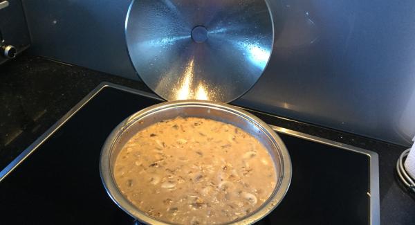Für die Sauce in der Einheit / Topf 20 cm 3 lt den Butter bei schwacher Hitze abschmelzen, das Mehl begeben und einen weissen Roux herstellen. Mit der Milch und dem Brätchügelisud unter Rühren mit einem Schwingbesen auffüllen. Aufkochen, die geschälte geviertelte Zwiebel, den gewaschenen weissen Lauch und den gerüsteten und in Stücke geschnittenen Sellerie beigeben. Das Ganze ca. 15 Minuten bei mittlerer Hitze köcheln lassen. Mit Salz, Pfeffer, Muskatnuss und ganz wenig Zitronensaft abschmecken. Die Sauce durch ein Sieb in den Topf 20 cm 4,5 lt passieren.