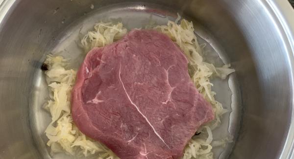 Sauerkraut und Saftplätzli im Topf 20cm 3.0l abwechselnd schichten bis alles aufgebraucht ist. Fleisch jeweils nach belieben würzen.