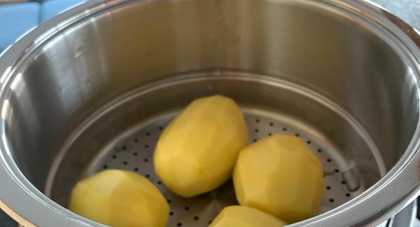 Kombi-Siebgareinsatz auf den Topf setzen, geschälte Kartoffeln hineingeben.