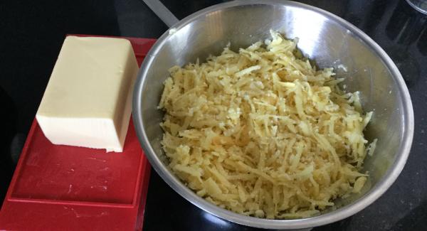 Wenn der Kochvorgang vom Gulasch abgeschlossen ist, den Sauerrahm unterziehen und das Ganze abschmecken. Den Topf in den umgekehrten Servierdeckel stellen. Die Kartoffelmasse auf dem Sauerkraut-Gulasch verteilen und leicht andrücken, mit den Butterflöckchen belegen. Den Navigenio überkopf auflegen und auf Stufe 1 schalten. Audiotherm einschalten und 15 Min. eingeben. Navigenio blinkt blau, die erste Überbackungszeit beginnt. Wenn diese Abgelaufen ist, den Navigenio auf Null schalten und den Audiotherm ebenfalls ausschalten. Navigenio neu auf Stufe 2 schalten. Audiotherm erneut einschalten und 8 Min. eingeben. Der Navigenio blinkt erneut blau, das fertig Gratinieren übernimmt das AMC-Kochsystem.