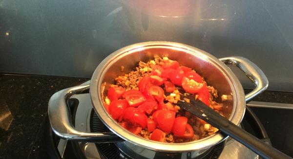 Gemüse beigeben und ebenfalls mitdünsten, dann die Hitze um die Hälfte reduzieren. Tomatenpüree dazugeben gut mischen und die Tomaten dazugeben. Alles nochmals mischen und ca. 2-3 Min. weiter dünsten.