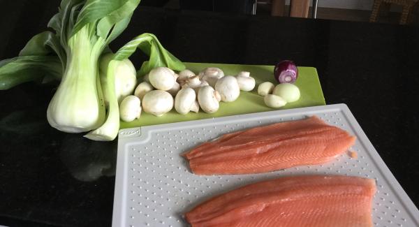 Fisch: Die Forellenfilets waschen, mit Küchenpapier trocken tupfen. Mit dem Fischgrillgewürz (man kann auch frische Kräuter und Gewürze verwenden) leicht einreiben und beide Seiten mit Olivenöl beträufeln. Mindestens 10-15 Min. marinieren.
Gemüse: Den Pak Choi rüsten, die einzelnen Blätter abtrennen, das oberste Grün abschneiden, waschen und gut abtropfen lassen. Strauchtomaten ebenfalls waschen, abtrocknen und halbieren oder vierteln, je nach Grösse. Weisse und rote Zwiebel halbieren und in Streifen schneiden. Knoblauch hacken.