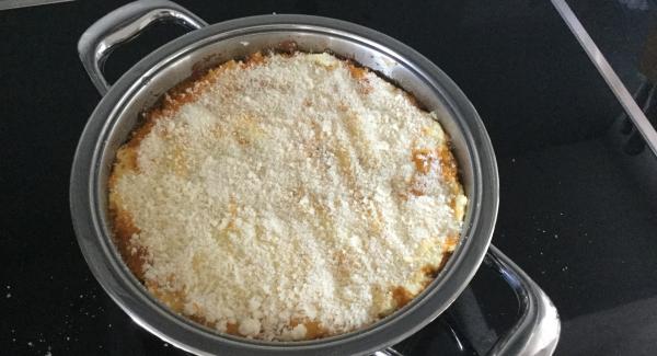 Die Kartoffeln mit dem Sotiera Einsatz aus dem Topf nehmen, kurz ausdampfen lassen dann in den trockenen Topf zurückgeben.i Mit Salz, Pfeffer und Muskatnuss würzen und pürieren. Dabei erst die Butter, dann den Rahm nach und nach dazugeben. Das fertige Kartoffelpüree auf das abgeschmeckte Hackfleisch geben, leicht flach streichen. Die Hitzequelle am Hackfleisch ausschalten (Induktion auf Stufe 2) und den Topf auf der Restwärme stehen lassen.