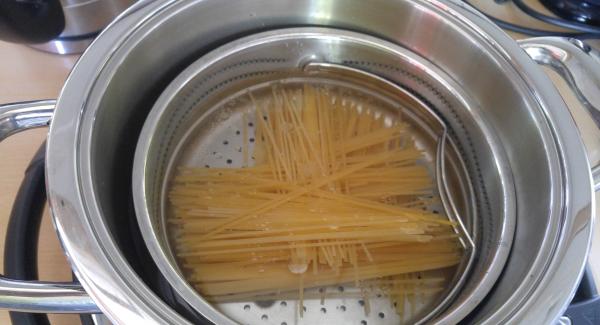 250g Spaghetti halbieren und in den Einsatz geben (die Nudeln müssen ganz im Wasser sein)
