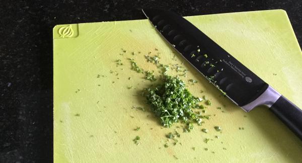 Schalotten, gehackte Kräuter, zerstossene Pfefferkörner, Essig, Weisswein und 1/2 El Wasser in der Sauteuse 16 cm aufkochen und auf ca. 2 El Flüssigkeit einreduzieren lassen. Durch ein feines Sieb passieren und in eine AMC-Schüssel giessen. Das halbe Eigelb zugeben und auf einem heissen Wasserbad schaumig aufschlagen.