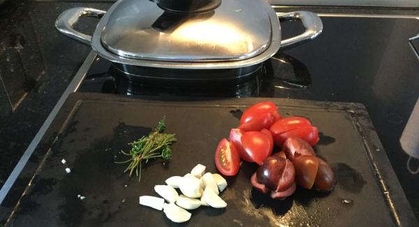 Lammracks mit den Kräutern, Zitronenschale und wenig Kräuterolivenöl ca. 30 Min. marinieren. Kartoffeln waschen, schälen, halbieren und in 3mm dicke Scheiben schneiden. In der Einheit / Topf 20 cm 2,3lt Wasser bei maximaler Hitze bis zum Gemüsefenster aufheizen. Salzen. Kartoffeln beigeben und ca. 1 Min. blanchieren. Abschütten und ausdampfen lassen. Stielansatz bei den Tomaten entfernen, waschen und vierteln. Knoblauch schälen.