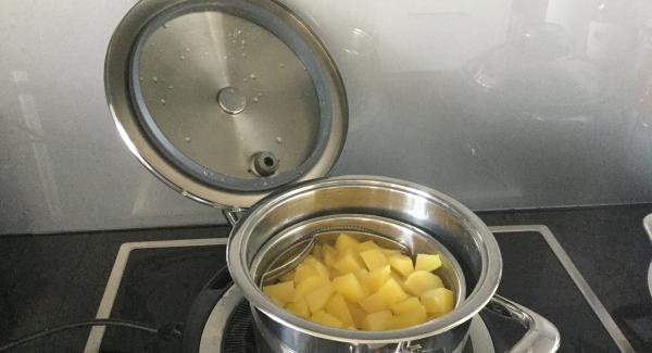 1 Tasse Wasser, leicht gesalzen, in die Einheit / Topf 24 cm 3,5 lt geben. Die Kartoffelwürfel im Softiera Einsatz 24 cm in den Topf stellen. Die Einheit auf den Navigenio stellen und mit dem Easyquick 24 cm Dichtungsring verschliessen. Den Navigenio auf Automatik (A) schalten. Audiotherm einschalten und 18 Min. eingeben. Auf den Visiotherm setzen und drehen bis zum Steamerfenster. Navigenio blinkt blau, alles ok, Den Rest übernimmt das AMC-Kochsystem.