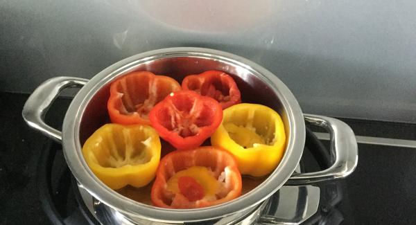 Paprikaschoten: Den Stielansatz mit einem spitzen Messer ausschneiden. Ein Deckel der Paprika abschneiden und beiseite legen. Die Kerne und Scheidewände entfernen. Waschen, abtropfen lassen.
Füllung: Zwiebeln und Knoblauch schälen und im Quick Cut hacken. Kräuter abzupfen und ebenfalls hacken. Alles bereitstellen.