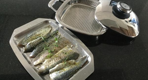 Die Forellenfilets mit dem Fischgewürz bestreuen und mit den Kräutern und dem Olivenöl mindestens 30 Min. marinieren. Die Zwiebel, die Schalotte und den Knoblauch schälen und alles fein hacken. Wirsingkohl und Lauch rüsten, waschen und in Stücke schneiden. Alles bereitstellen.