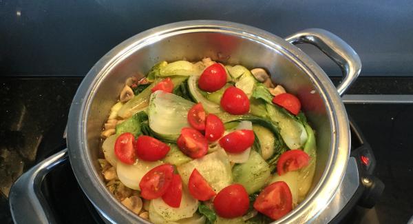 Nach Ablauf der Garzeit die Tomatenstücke zugeben, abschmecken und zugedeckt stehen lassen bis der Fisch bereit ist.