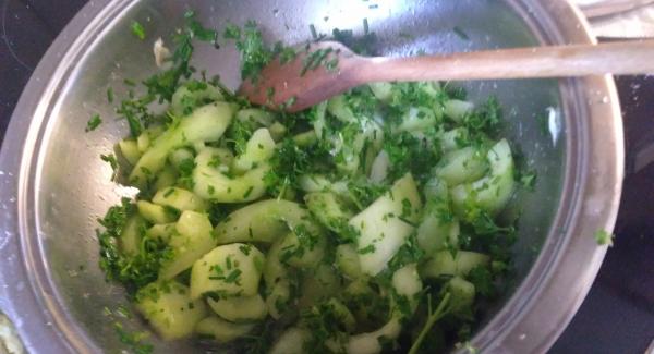 Die Gurken schälen und längs halbieren, Kernhaus entfernen und schräg in Streifen schneiden. In einer Sauteuse 20 cm  die Butter schmelzen, Gurken dazu und mit dem Deckel bei 80 Grad 5 Minuten schmoren. Mit dem Saft der Bio - Zitrone und den Gewürzen abschmecken und die gehackten Kräuter dazu.