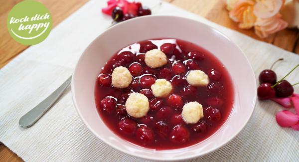 Kirschsuppe mit Grießklößchen