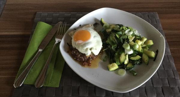 Restliches Distelöl in der HotPan Prime 28 cm bei maximaler Hitze bis kurz vor das Bratsymbol erhitzen. Hitze um 2 Stufen zurückschalten. Knoblauchscheibchen und restlichen Ingwer darin andünsten. Gurke und Zucchini zugeben und kurz mitdünsten. Aus der Pfanne nehmen. Restliches Sesamöl in der Bratpfanne erhitzen, Spinat-Sprossen-Mischung darin ca. 2 Min. bei mittlerer Hitze dünsten. Mit Sherry (oder Shake) ablöschen und mit 1 Prise Zucker, Salz und Pfeffer würzen. Beiseitestellen.