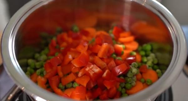 Die Nudeln mit dem Wasser in den Topf geben und alles gut salzen. Anschließend die Möhren, Paprika und die Erbsen in den Topf geben.