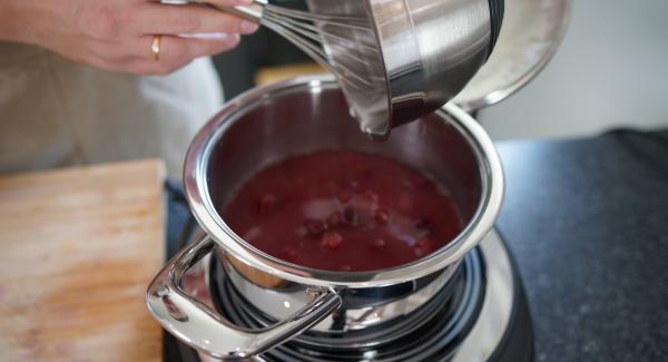 Nach dem Ablaufen der Zeit, das Wasser mit der Speisestärke in den Topf geben. Anschließend Zucker und Vanilleextrakt in den Topf geben und noch einmal kurz köcheln lassen. Danach alles in eine Schale geben und in den Kühlschrank stellen.