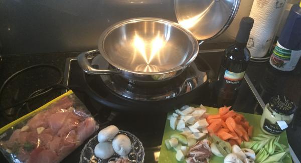 Für das Kaninchenragout Karotten, Knollensellerie und Lauch in mundgerechte Stücke schneiden.