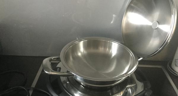 Knoblauchzehen für die Marinade schälen und in Scheiben schneiden, zusammen mit allen Kräutern, Zitronenschale, Raps- oder Olivenöl und dem Kaninchenragout in eine Plastiksack geben. Gut durchmischen und wenn möglich verschliessen. Ca. 1 Std. bei Zimmertemperatur  marinieren lassen.