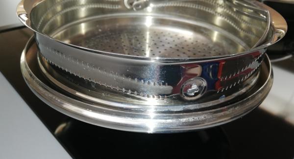 Legen Sie das trockengetupfte Rindfleisch in den Topf und braten es beidseitig kurz und scharf an. Danach geben Sie das Fleisch in die im Deckel stehende Softiera ( siehe Bild )
