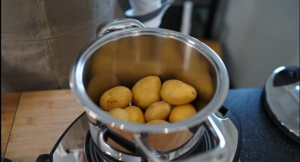 ca. 100ml (oder ein halbes Glas) Wasser in den Topf geben. Anschließend die Kartoffeln in den Topf tun und mit dem Secuquick verschließen.