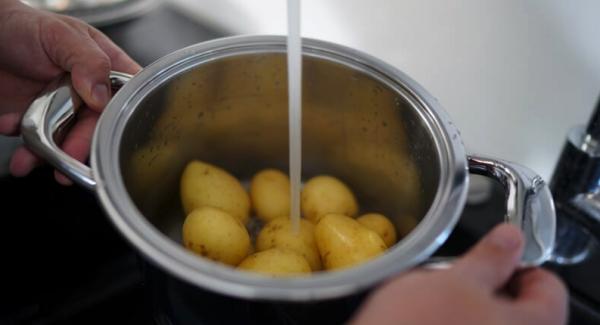 Die Kartoffeln mit kaltem Wasser abschrecken.