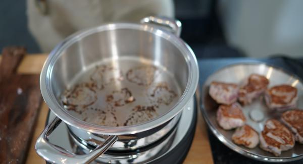 Anschließend die Schweinefilet-Stückchen in den Servierdeckel legen.