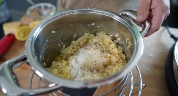 Den Secuquick öffnen und Parmesan, Butter und die Zitronenschale hinzugeben und alles gut verrühren. Nach Bedarf mit noch mit Gewürzen abschmecken.