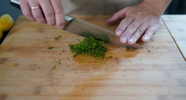 Ein Bund Dill kleinhacken und über den Risotto geben.