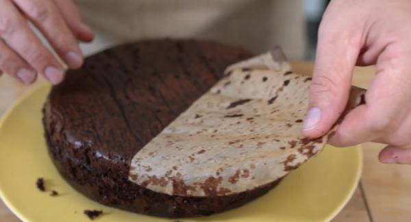 Nach Ablauf der Zeit, den Schokoladenkuchen vorsichtig aus dem Topf nehmen und und aus der Softiera-Einsatz nehmen. Anschließend für 30-60 Minuten abkühlen lassen.