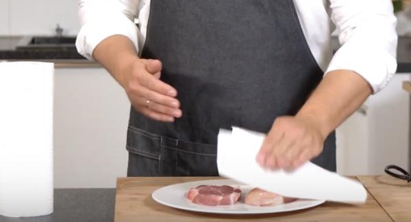 In der Zwischenzeit indem die Pfanne aufheizt, das Fleisch mit einem Küchentuch abtupfen.