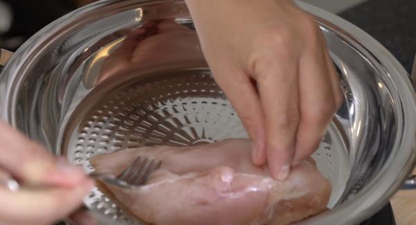 Das Fleisch in die Pfanne legen und mit einer Gabel andrücken und für ca. 1 Minute von der einen Seite anbraten lassen.