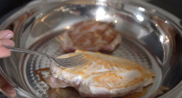 Nach 1 Minute, das Fleisch wenden und für eine weitere Minute anbraten lassen.