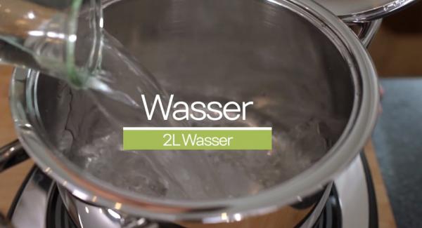 2 Liter Wasser in den Topf gießen.