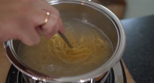 Die Spaghetti für ca. 8 Minuten runterkochen lassen.