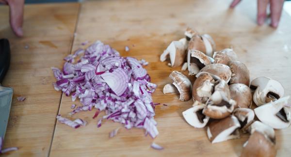 2 Zwiebeln und 5 Champignons klein schneiden.