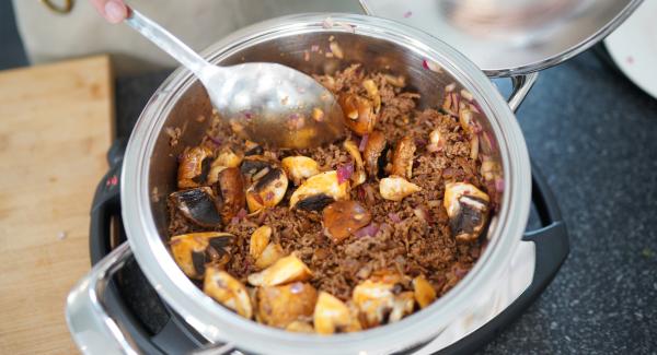 Danach die geschnittenen Zwiebeln und die Champignons hinzugeben und Alls gut anbraten lassen.