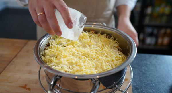 Zum Schluss die 200g Goudakäse verteilen und 100g Schlagsahne drüber geben.