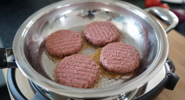 Die Frikadellen für ca. 1 Minute weiter braten lassen. Anschließend die Frikadellen umdrehen und den Navigenio komplett ausschalten. Die Hotpan mit geschlossenen Servierdeckel zur Seite stellen.