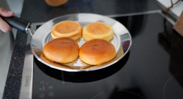 Anschließend die Burgerbrötchen mit einer Pfanne kurz rösten.