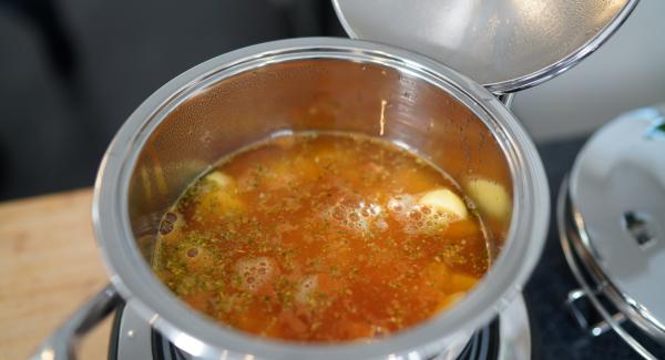 Die Kartoffeln und die 1 Liter Gemüsebrühe in den Topf geben. Zum Schluss alles gut würzen mit Salz und Pfeffer.