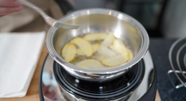 Die Kartoffeln in das heiße Öl geben und für ca. 2 Minuten frittieren lassen.