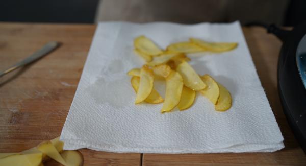 Nach den zwei Minuten die Kartoffel aus der Sauteuse nehmen und auf ein Küchentuch legen.