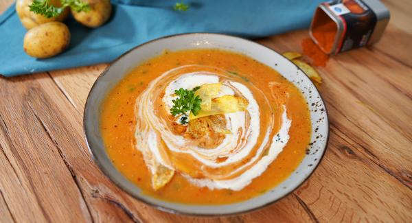 Die Suppe auf dem Teller mit 1 EL Creme Fraiche verfeinern. Abschließend noch etwas Pure, Intenso und feingehackte Petersilie über die Kartoffelsuppe drüber geben. Die Kartoffelchips dazugeben.