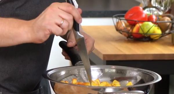 Nach den 5 Minuten wieder den Deckel von innen mit einem Küchentuch trocken wischen und die Bratkartoffeln wenden. Danach mithilfe eines Messers testen, ob die Kartoffeln schon durch sind, sollten sie nicht durch sein, für weitere 5 Minuten mit Deckel und abgeschraubten Visiotherm braten lassen.