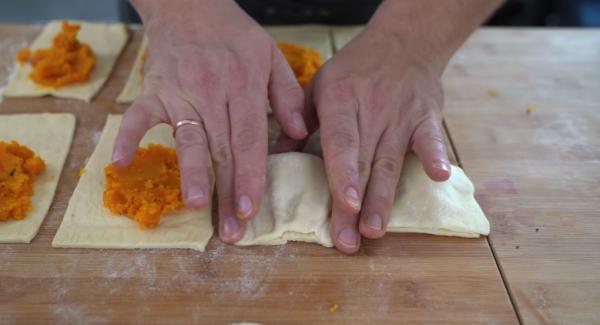 Jeweils ein Esslöffel des Kürbis in eine Pizzatasche befüllen und verschließen.