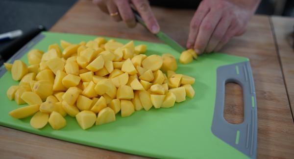 Ein Kilogramm Kartoffeln schälen und in kleine gleichmäßige Würfel schneiden. Darüber hinaus eine kleine Zwiebeln in kleine Würfel schneiden.